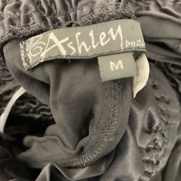 Gray ruffle top with belt. Size M - Picture 2 of 4